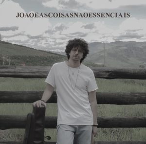 Capa do álbum Joaoeascoisasnaoessenciais (2026)